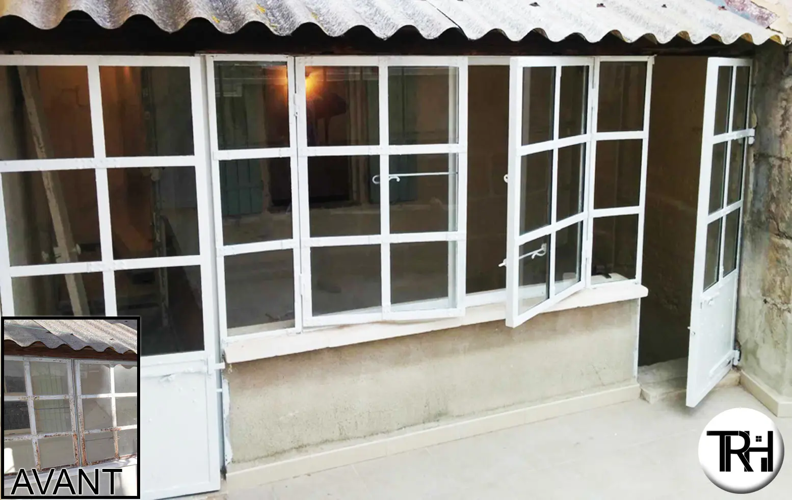 Ancien ensemble de fenêtres blanches avant rénovation