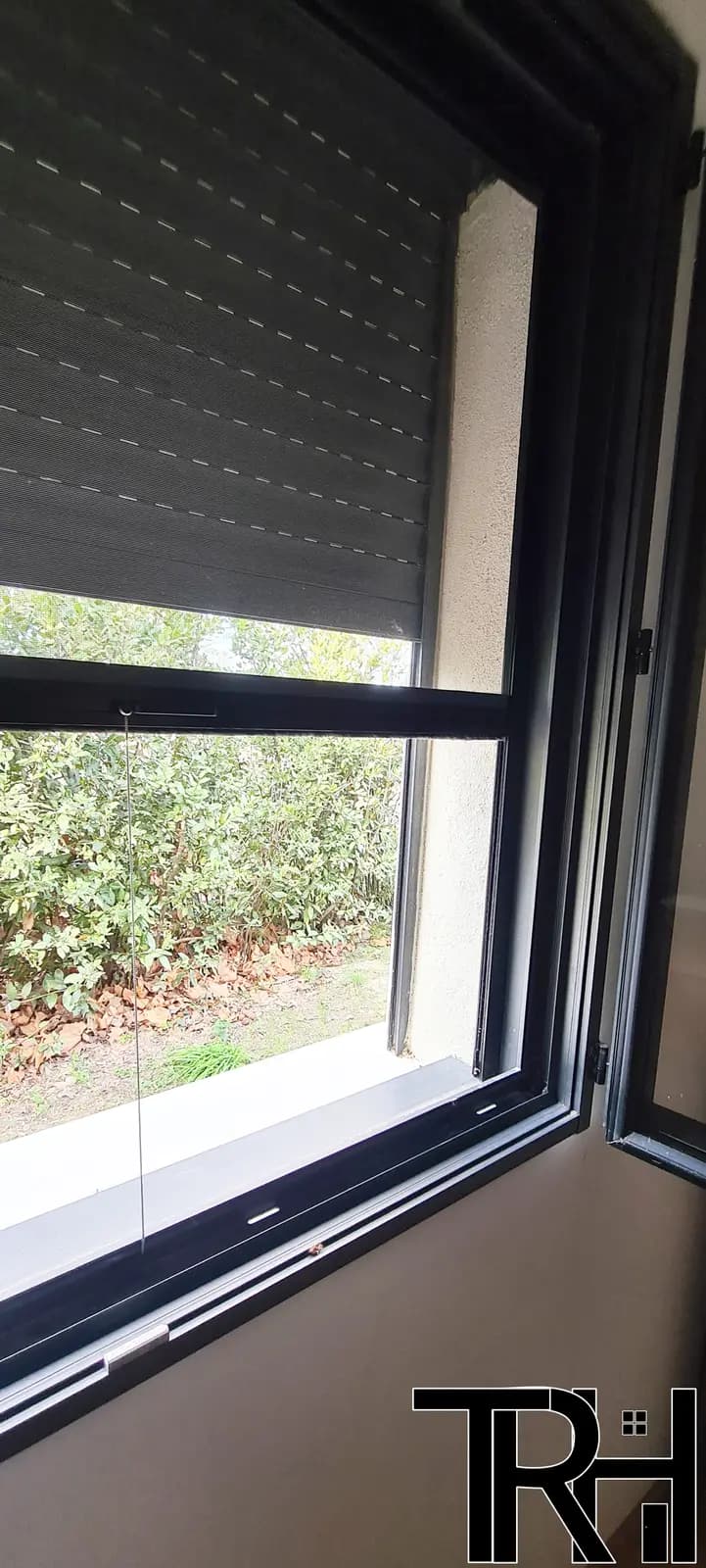 Fenêtre aluminium anthracite avec volet roulant intégré