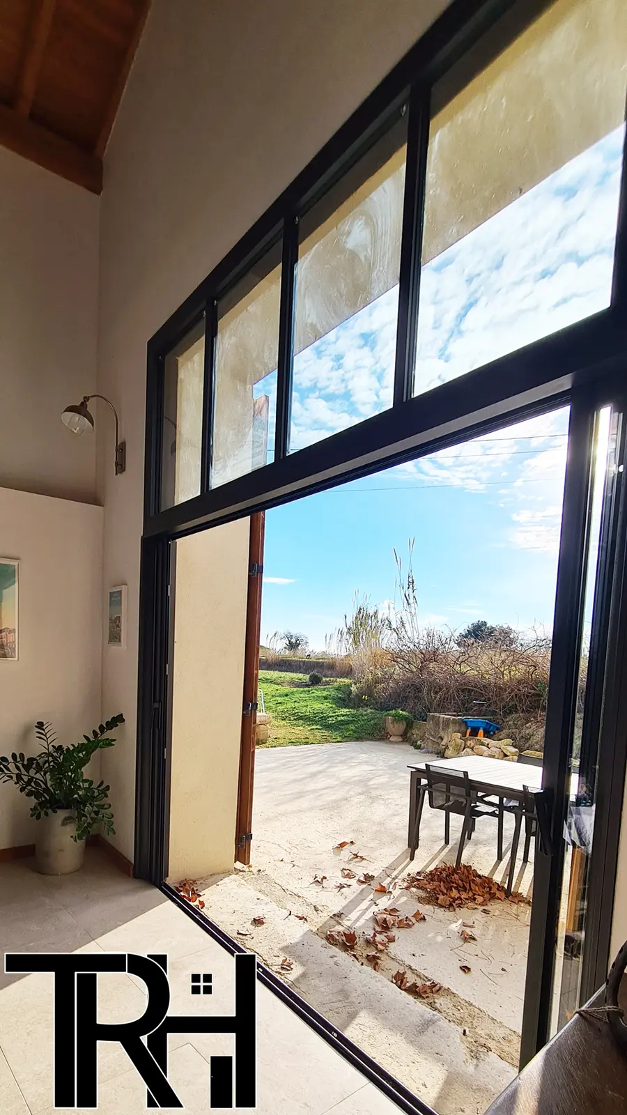 Fenêtre aluminium noire posée et réglée avec soin
